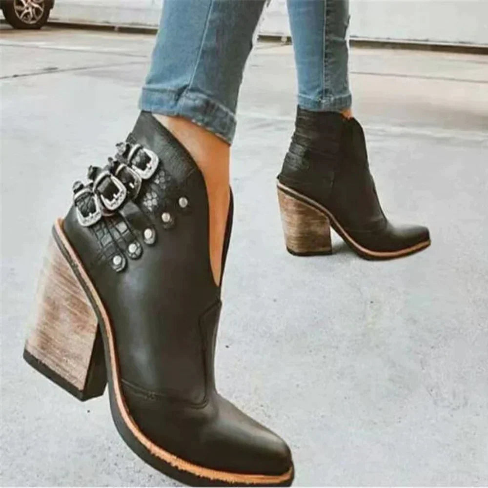 Drune | Stiefel mit Nieten und Klobigem Schnallenverschluss