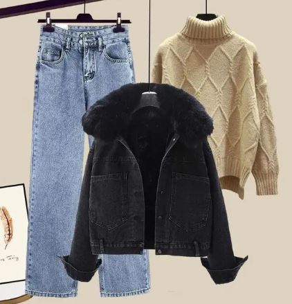 Drune | Drei Teiliger Satz Bestehend Aus Jeans, Einer Jeansjacke und Einem Gestrickten Pullover mit Hohem Kragen