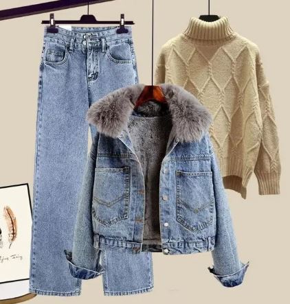 Drune | Drei Teiliger Satz Bestehend Aus Jeans, Einer Jeansjacke und Einem Gestrickten Pullover mit Hohem Kragen