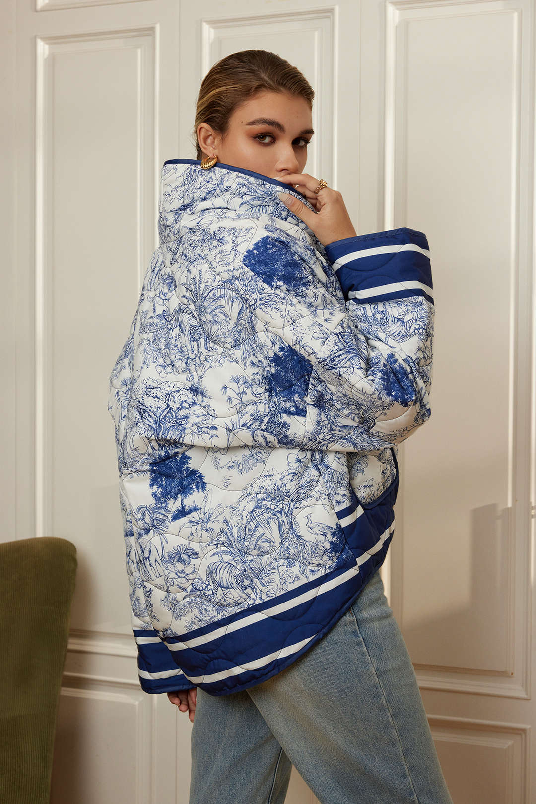 Drune | Geblümte Steppjacke mit Blauem Print Stilvoll und Gemütlich