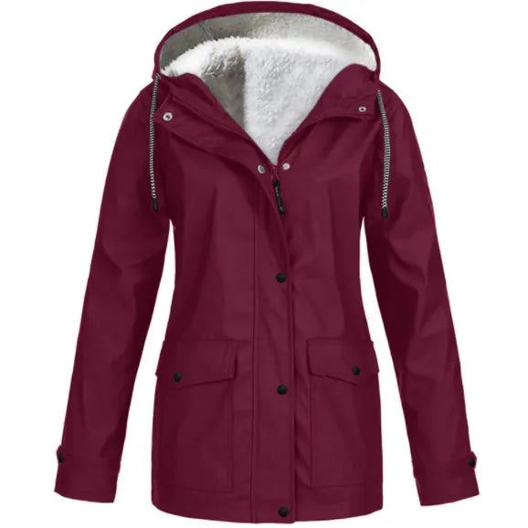 Burgund  wind- und wasserdichte Outdoorjacke mit zwei Seitentaschen auf weißem Hintergrund