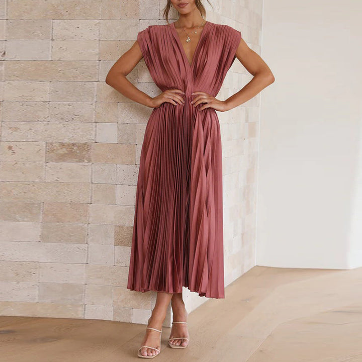 Model in einem rosenrot kleid mit v-ausschnitt