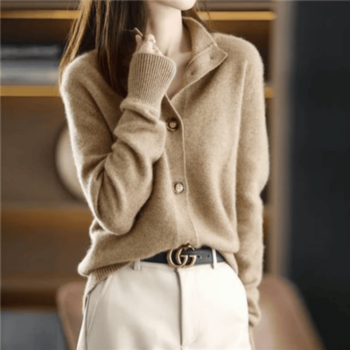 Drune | Damen Cardigan mit Stehkragen und modernen Knöpfen