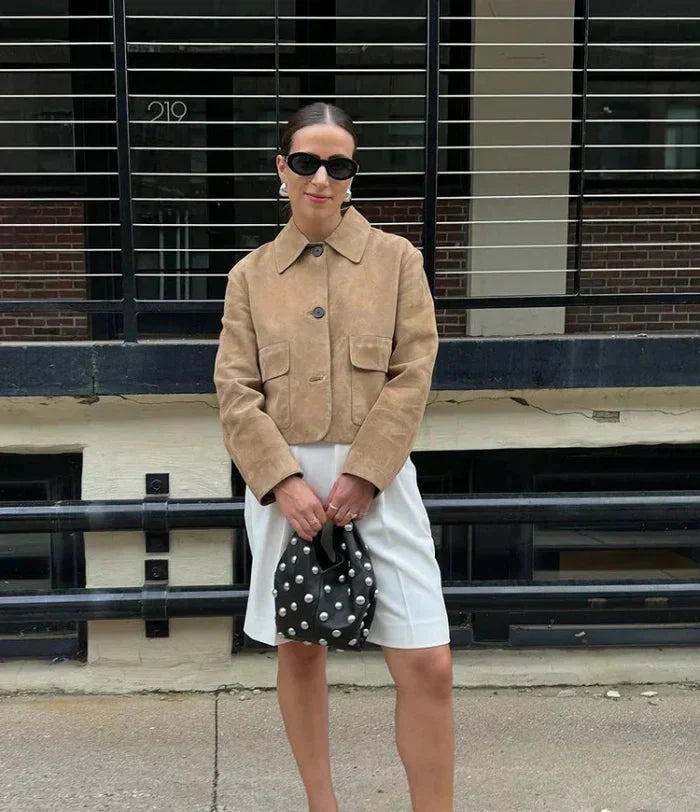 Drune | beige Damenjacke aus Suedette mit schmalen Knöpfen