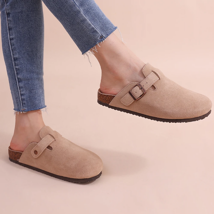 Model's füße in beige orthopädische sandalen