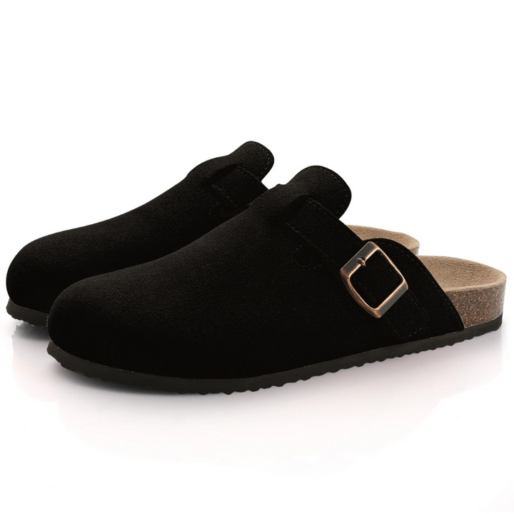 Schwarz orthopädische sandalen auf weißem hintergrund