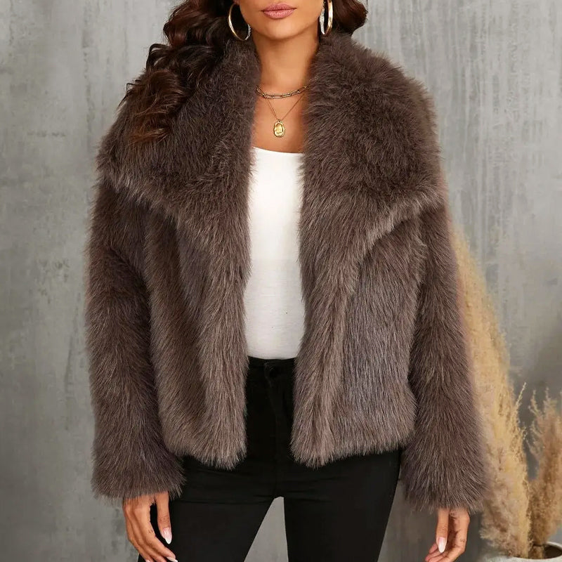 Drune | Kurz geschnittene Faux-Fur-Jacke mit übergroßem Kragen