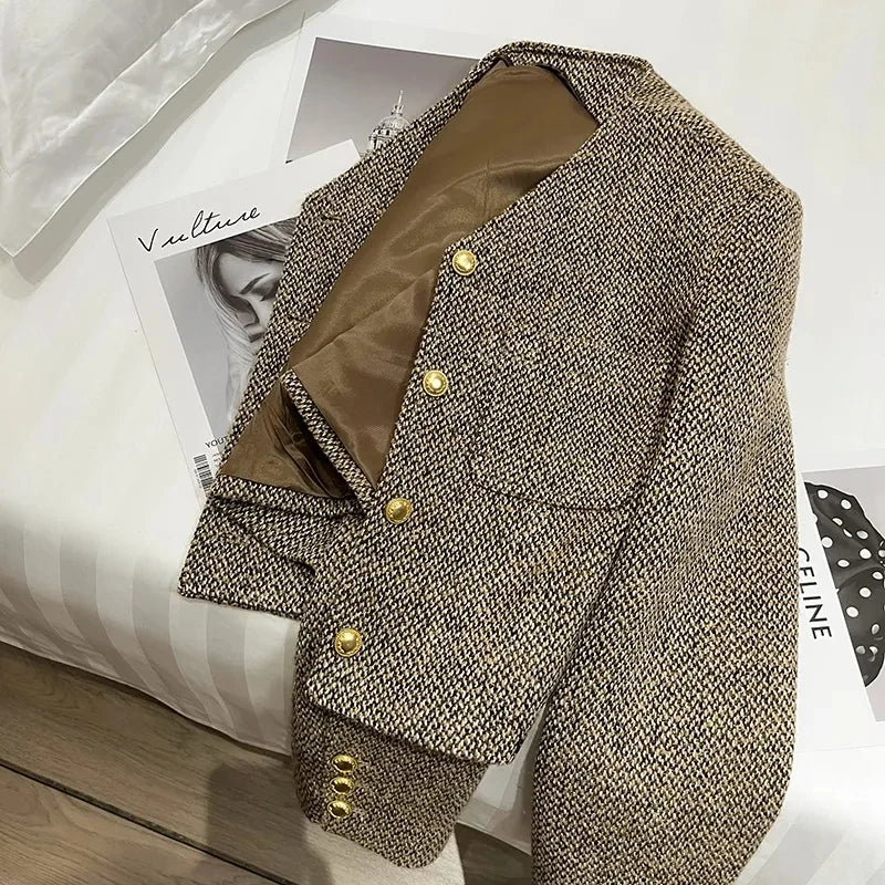 Drune | Cropped Blazer – Taillierter Schnitt mit goldfarbenen Knöpfen