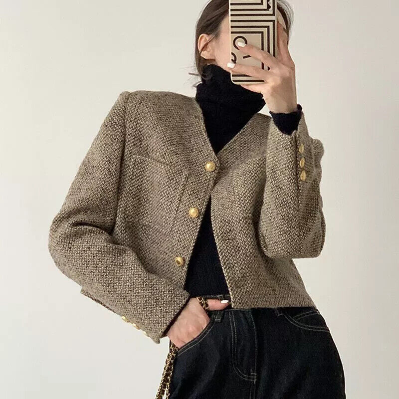 Drune | Cropped Blazer – Taillierter Schnitt mit goldfarbenen Knöpfen