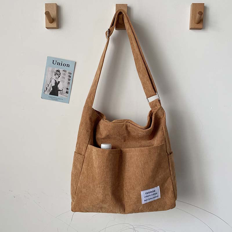 Drune | Weite Corduroy Schultertasche