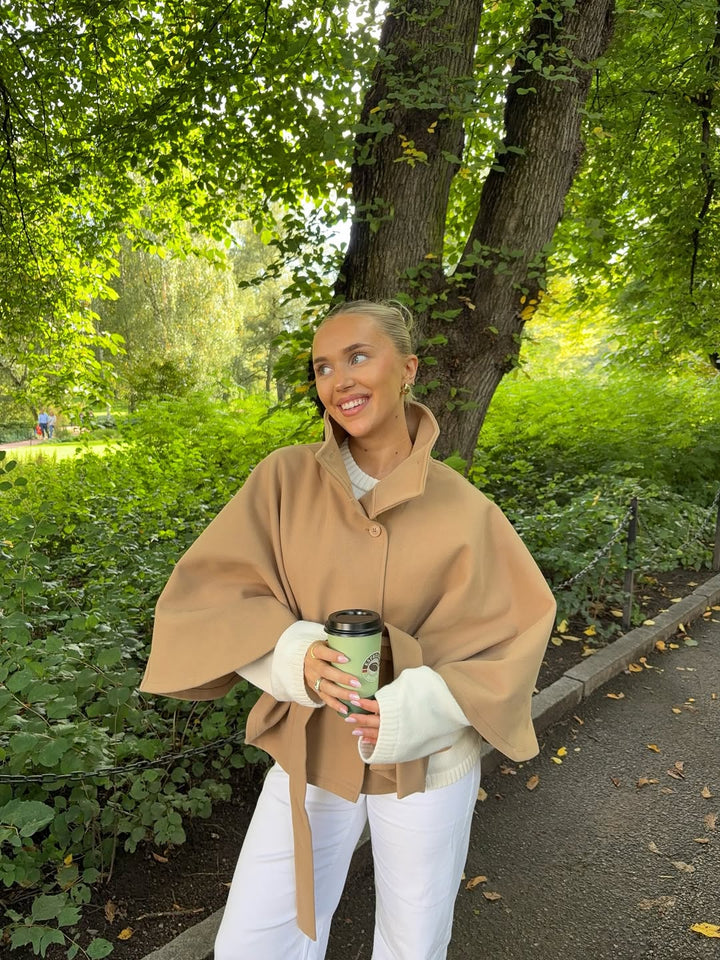 Drune | Elegante Cape-Jacke mit hohem Kragen