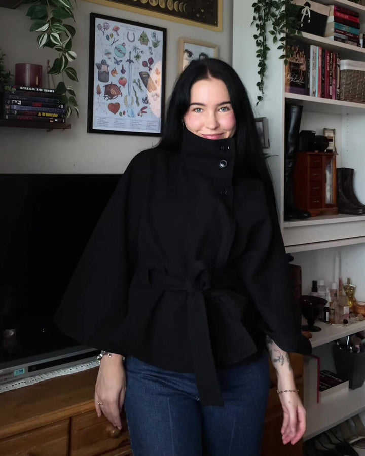 Drune | Elegante Cape-Jacke mit hohem Kragen