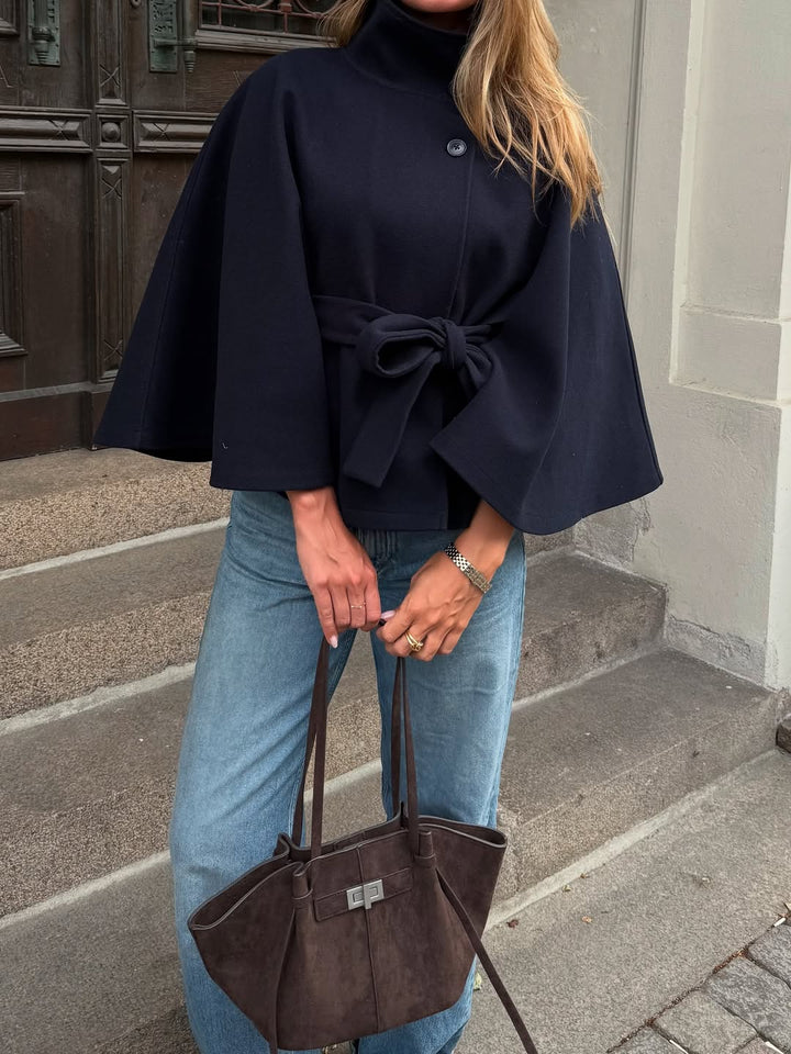 Drune | Elegante Cape-Jacke mit hohem Kragen