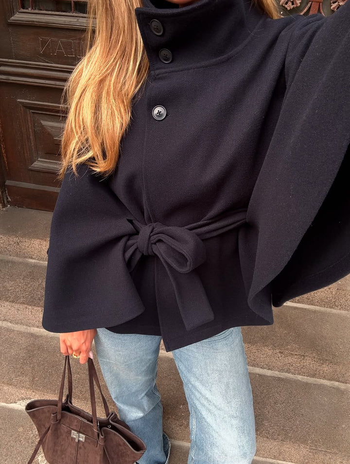Drune | Elegante Cape-Jacke mit hohem Kragen