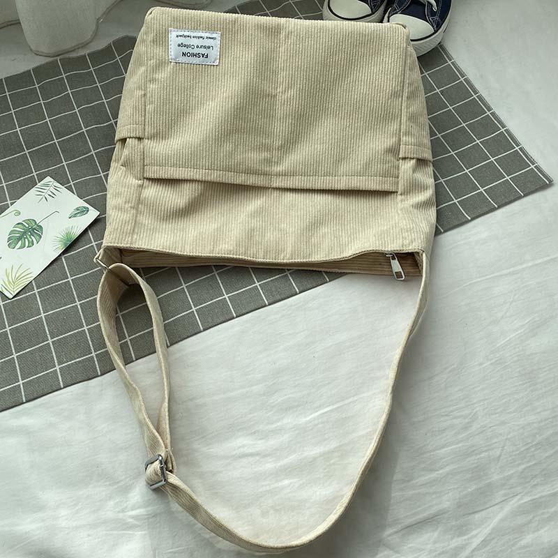 Drune | Weite Corduroy Schultertasche