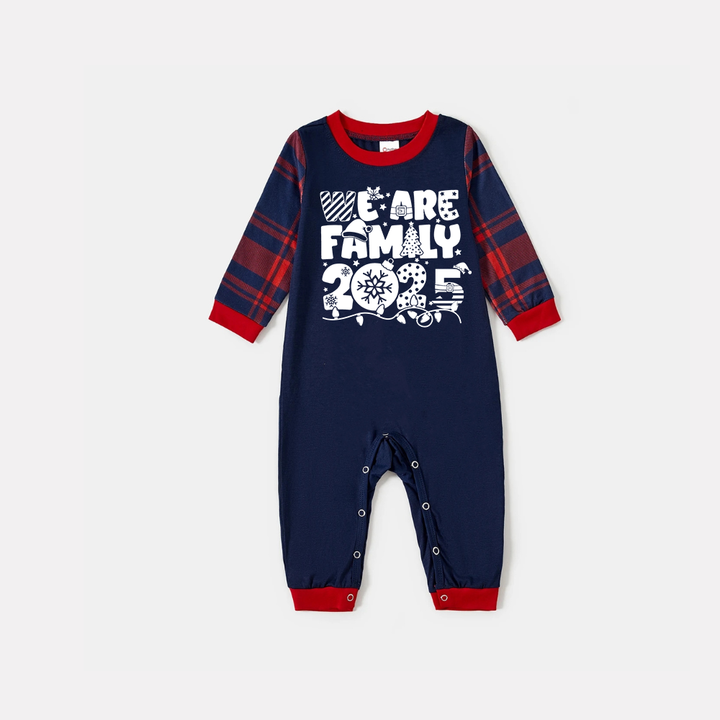 Drune | We Are Family 2025 Weihnachts-Pyjama-Set - Marineblaues Oberteil Rote und Marineblaue Karohosen Weißer Text Grafik
