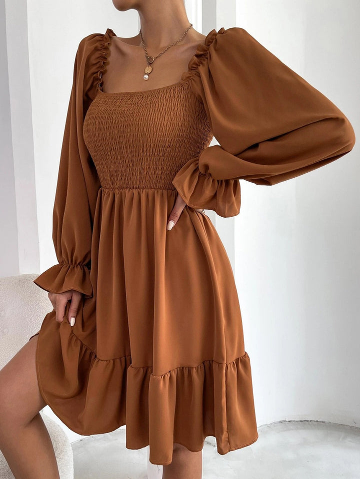 Drune | Paralleles Krepp genähtes Kleid mit Rüschensaum