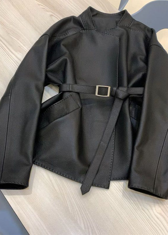 Drune | Gürtelte Kunstlederjacke – Minimalistisches Wickeldesign