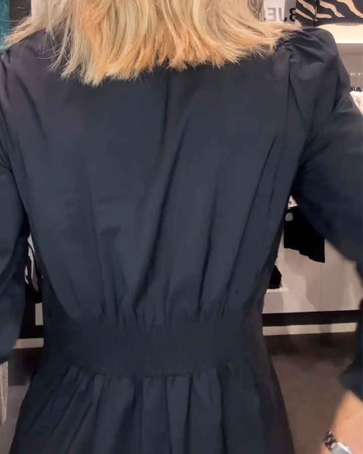 Drune | Linien Kleid mit Puffärmeln und Tailliertem Schnitt