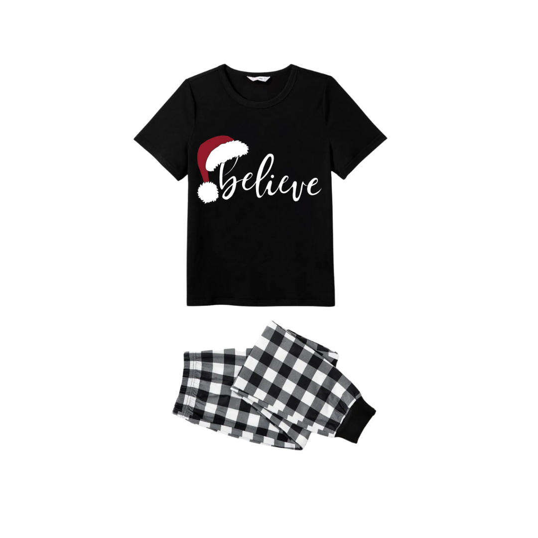 Drune | Glaube Paar Weihnachts-Pyjama-Set - Schwarzes Oberteil Schwarze und Weiße Karohosen Weiße Textgrafik