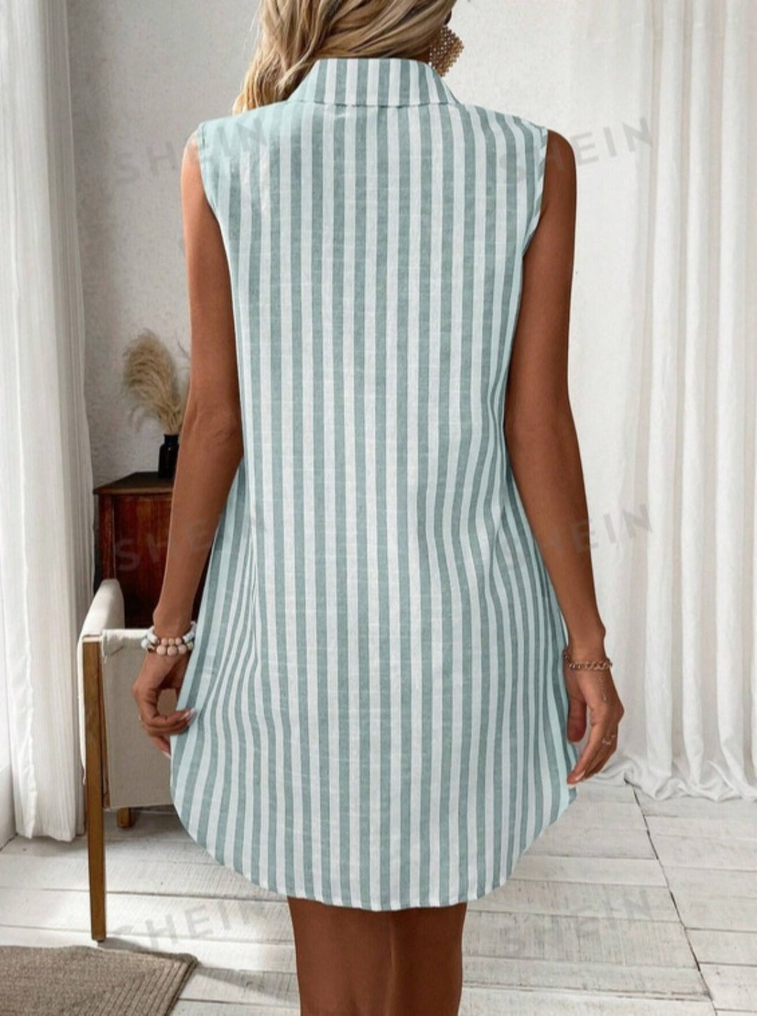 DruneÄrmelloses Hemdkleid mit V-Ausschnitt und Knöpfen