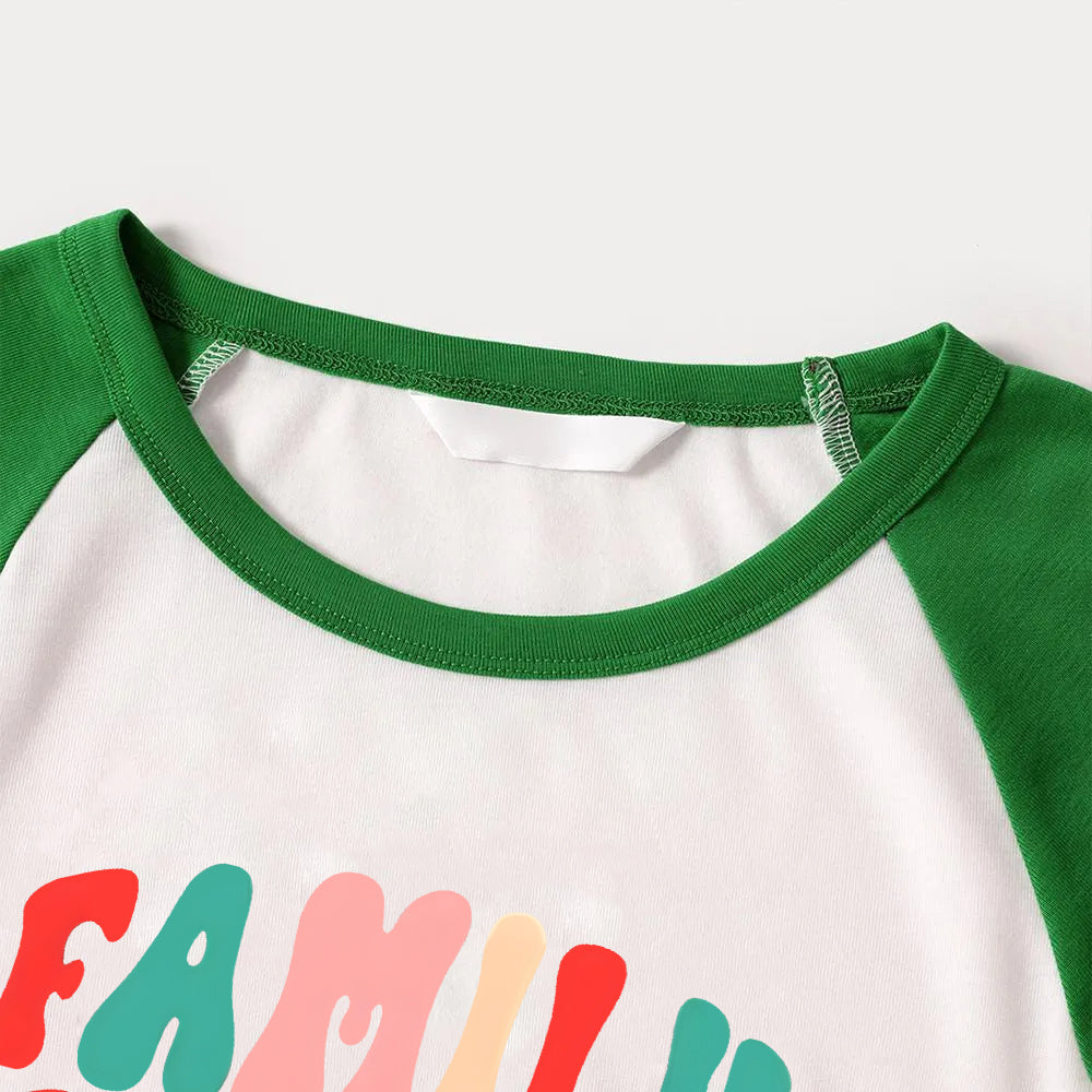 Drune | Weihnachten ‘Familienweihnachten 2024’ Buchstabenprint gemustert lässige Langarm-Sweatshirts grüne Kontrastoberteile und schwarze und grüne Karohosen Familienpassende Raglan-Langarm-Pyjama-Sets mit Hundebandana