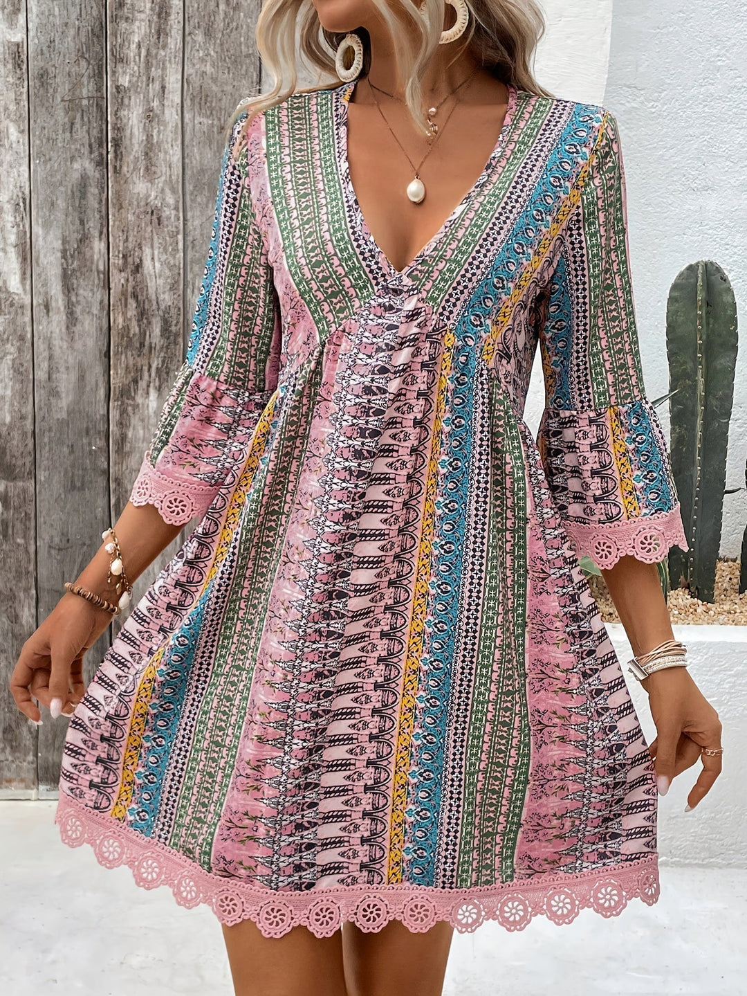 Drune | Elegantes Kleid mit V-Ausschnitt und Spitzenabschluss