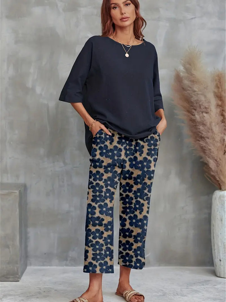 Drune | Solid T-Shirt mit Breiten Beinen und Rundem Halsauschnitt mit Blumenmotiv