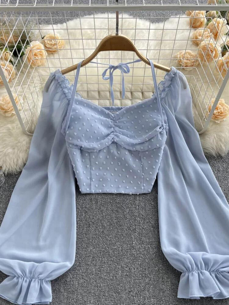 Drune - Sommerliche Bluse mit Polka-Dot-Plissees und Schnürung