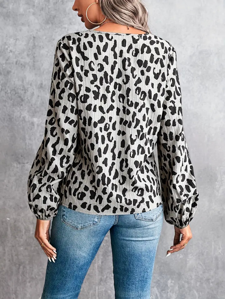 Drune | Bluse mit V-Ausschnitt und Leopardenmuster