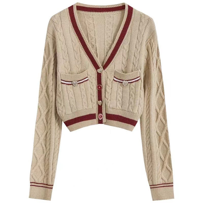 Drune | Kurze Strickjacke Elegant und Modern Kontrastdetails