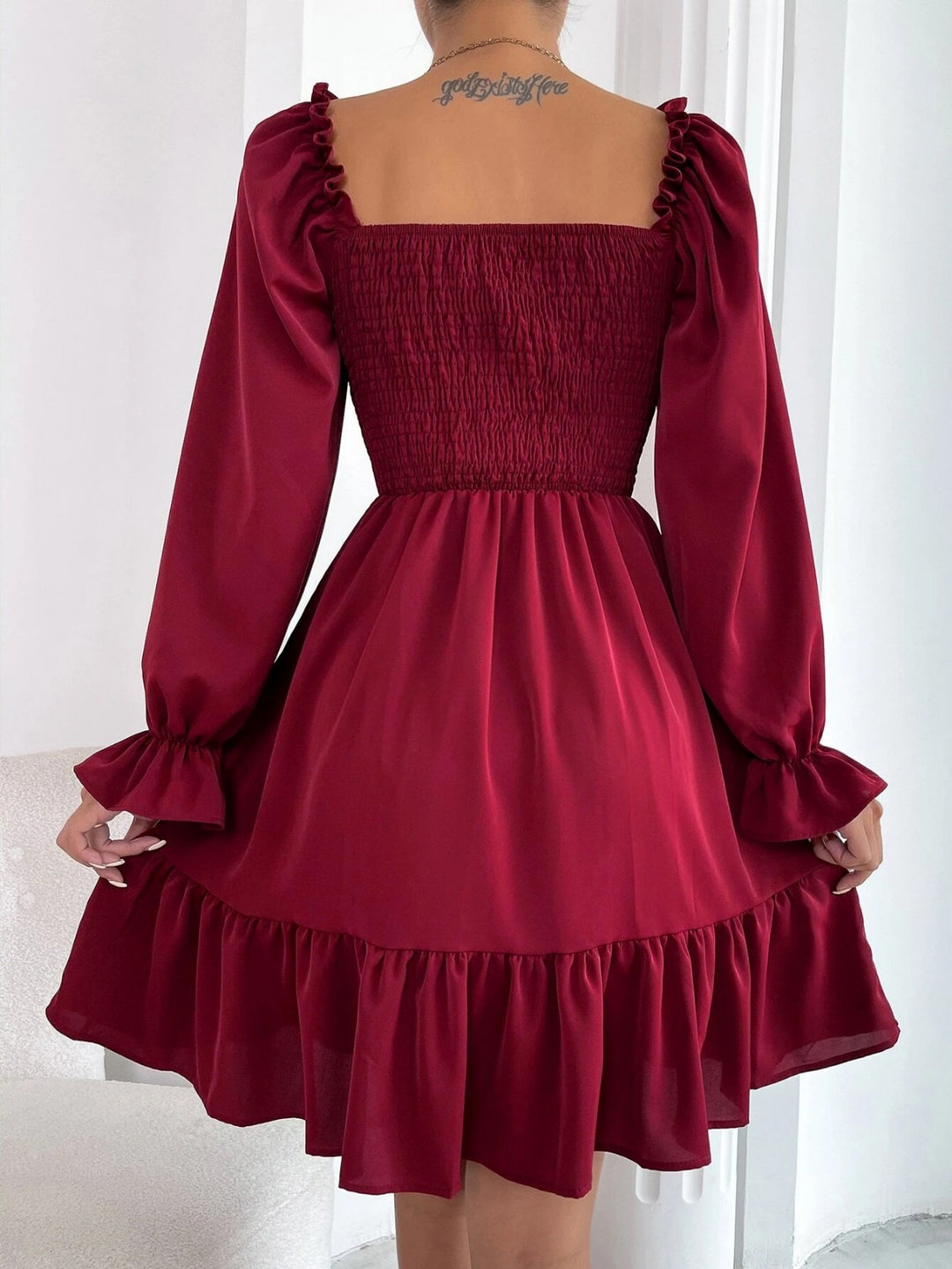 Drune | Paralleles Krepp genähtes Kleid mit Rüschensaum