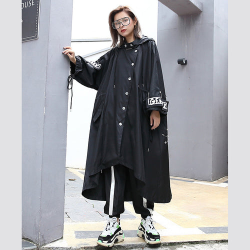 Drune | schwarzer Mantel oversize mit Kapuze Damen Batwing Ärmel asymmetrisches Design Mäntel