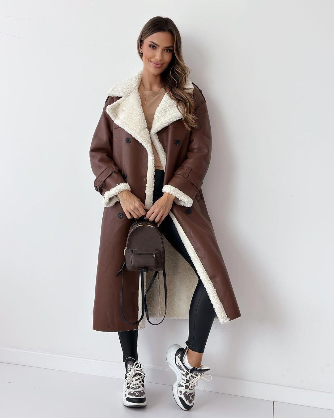 Drune | Damen Langmantel – Oversized Fit – Leder-Look – Plüschgefüttert – Gürtelverschluss