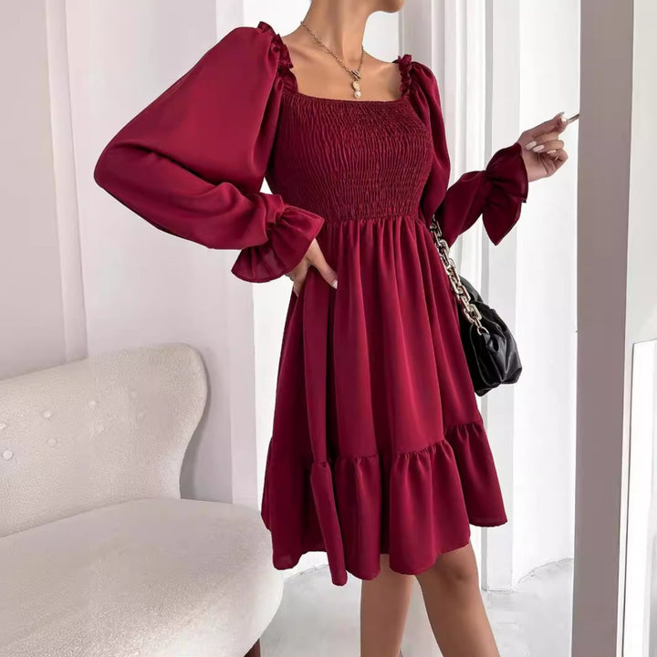 Drune | Paralleles Krepp genähtes Kleid mit Rüschensaum