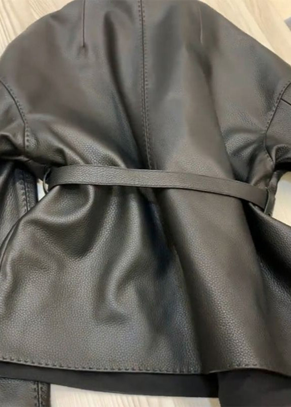 Drune | Gürtelte Kunstlederjacke – Minimalistisches Wickeldesign