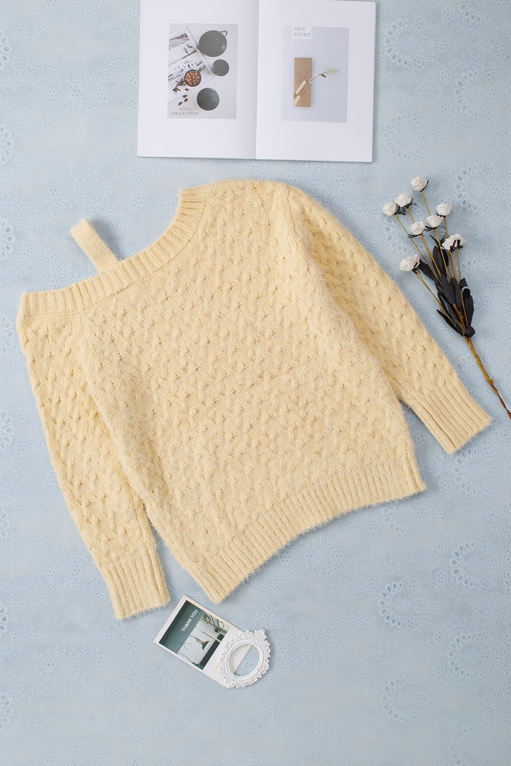 Drune | Aprikosenfarbener asymmetrischer Ausschnitt Pullover mit kalten Schultern und Wimpern