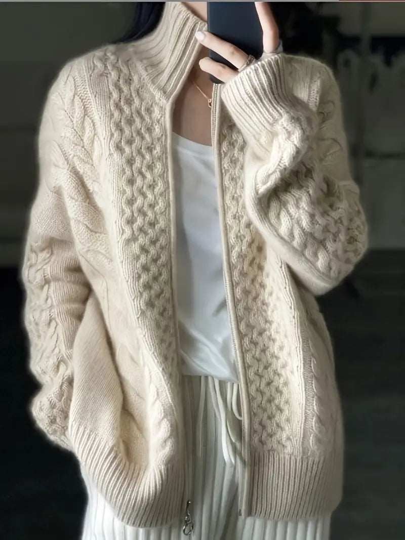 Drune | Strickjacke - Kabelstrick - Hoher Kragen mit Reißverschluss - weich und warm - entspannter Schnitt