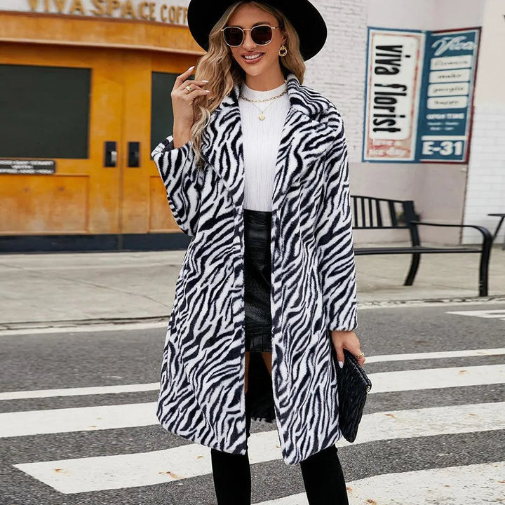 Drune | Langer Plüschmantel mit Zebra-Muster