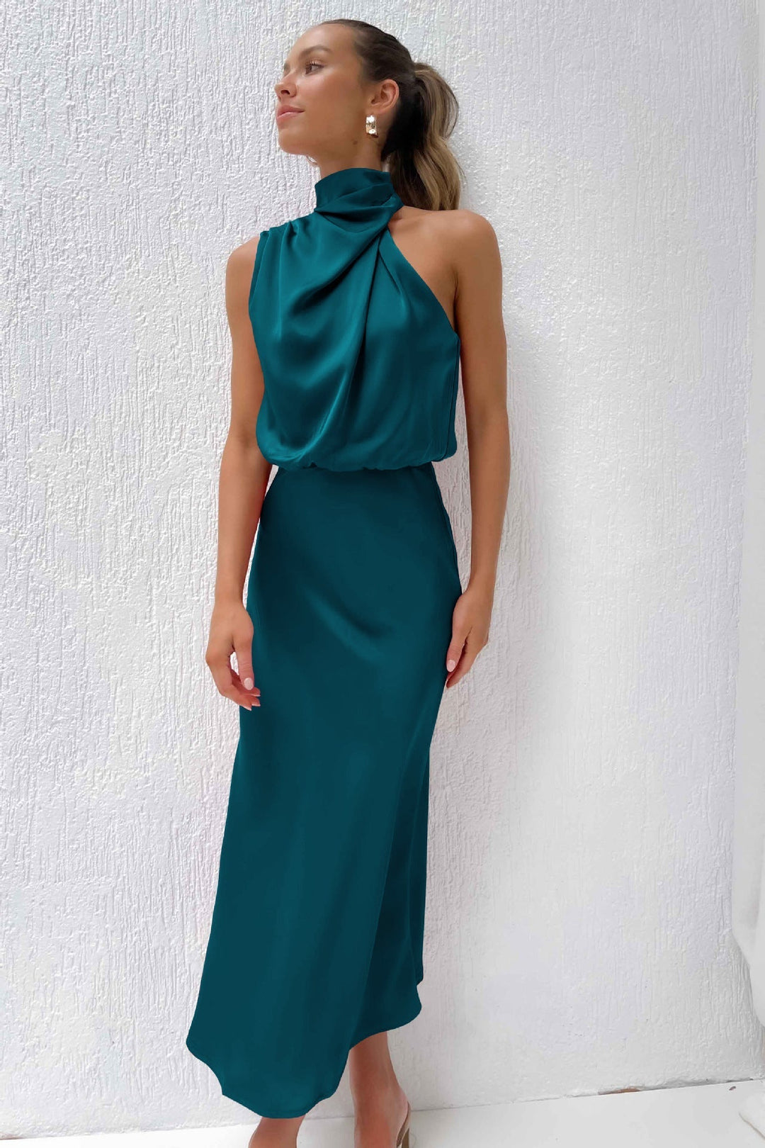 Drune | Langes Satinkleid Mit Neckholder Ausschnitt Elegant, Fließend & Ideal Für Besondere Anlässe