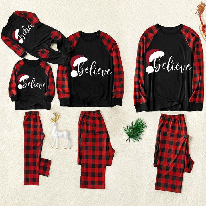 Drune | Weihnachtsmütze und 'Believe' Buchstaben Druck Muster Kontrast Schwarz Top und Schwarz & Rot Karierte Hose Familien passende Schlafanzug Set