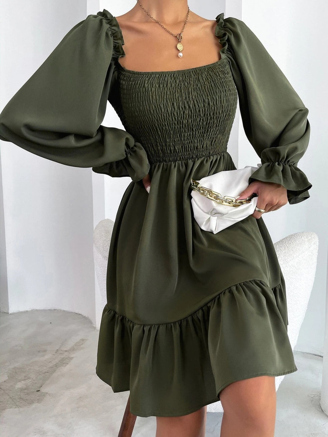 Drune | Paralleles Krepp genähtes Kleid mit Rüschensaum