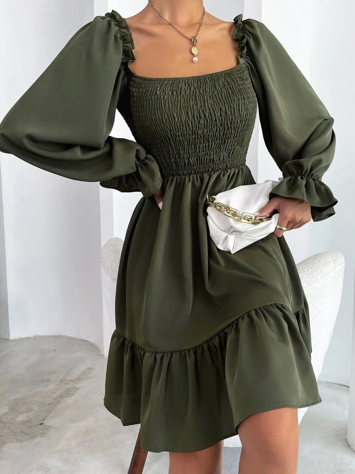Drune | Paralleles Krepp genähtes Kleid mit Rüschensaum