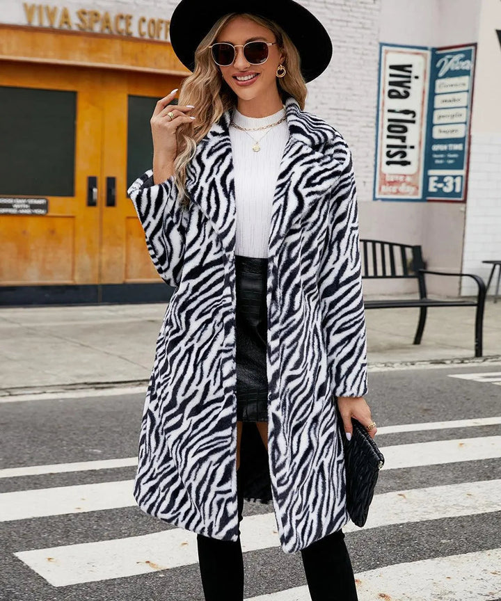 Drune | Langer Plüschmantel mit Zebra-Muster