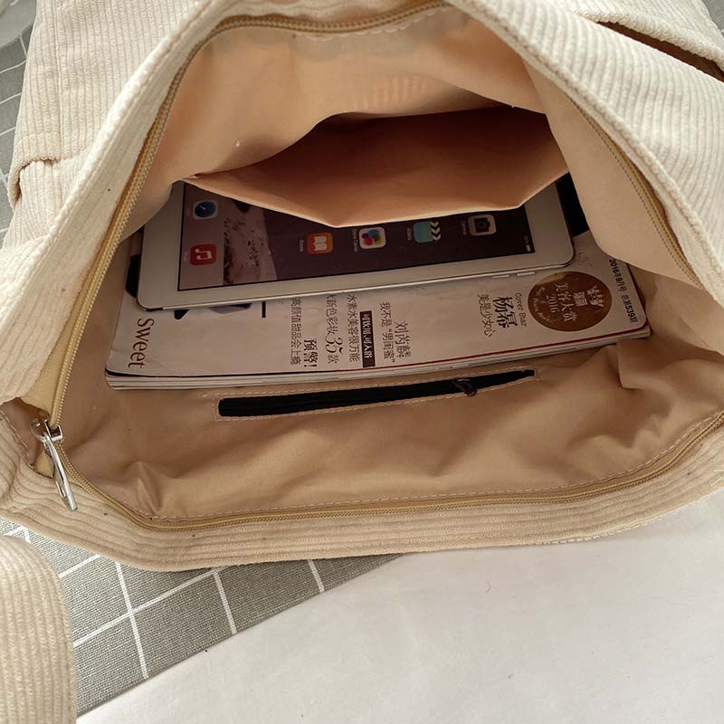 Drune | Weite Corduroy Schultertasche