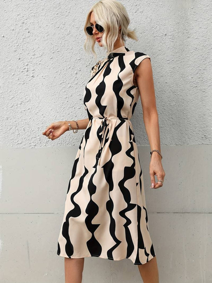 Drune | Kleid Ärmellos Hoher Kragen Verstellbare Taille Knielang Elegantes Design