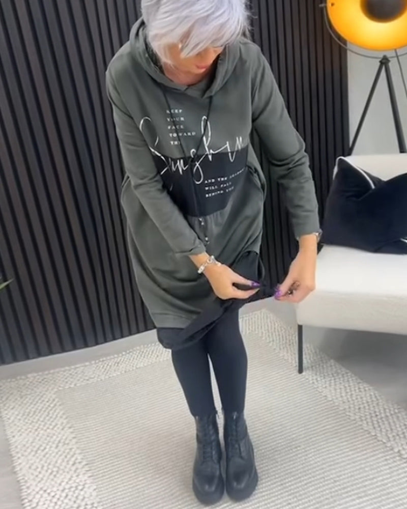 Drune | Kleid mit Kapuze und Buchstaben Print in Farbblock Optik