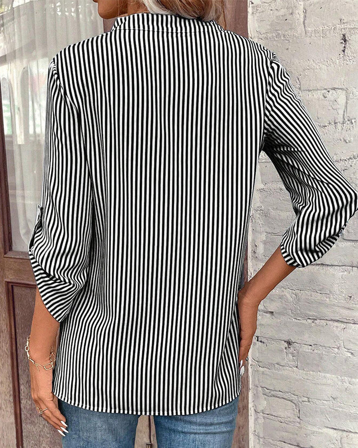 Drune | gestreiftes Shirt mit V-Ausschnitt und Brusttasche
