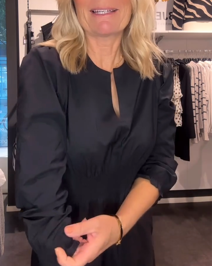 Drune | Linien Kleid mit Puffärmeln und Tailliertem Schnitt