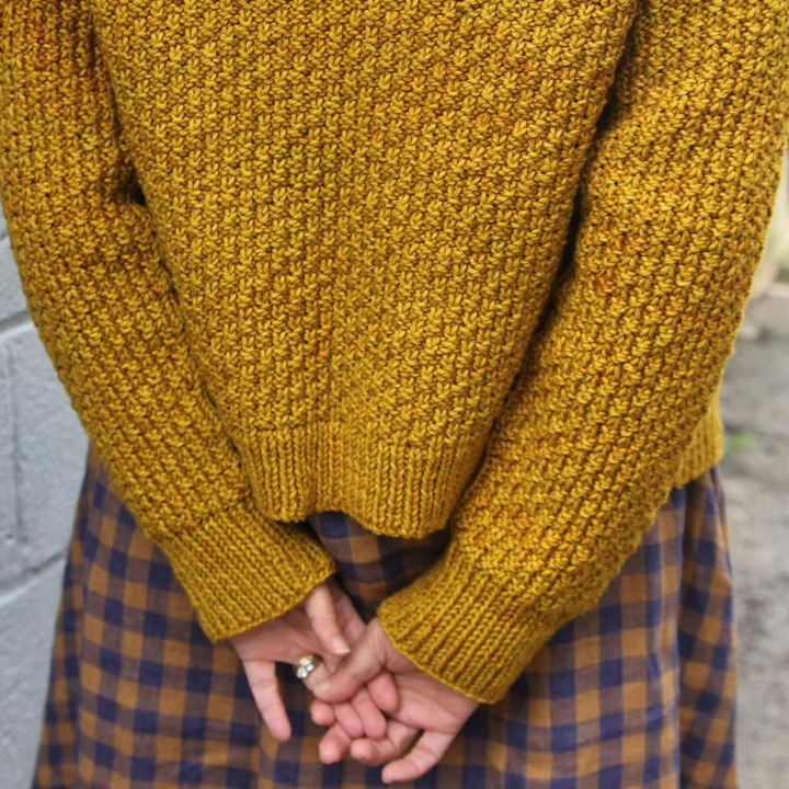 Drune | Einfacher gelber Pullover ohne Kragen